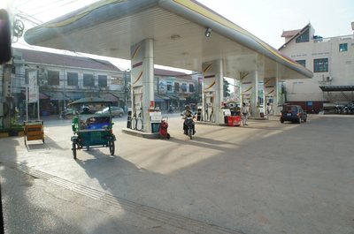 20140117SiemReap06_gas.jpg